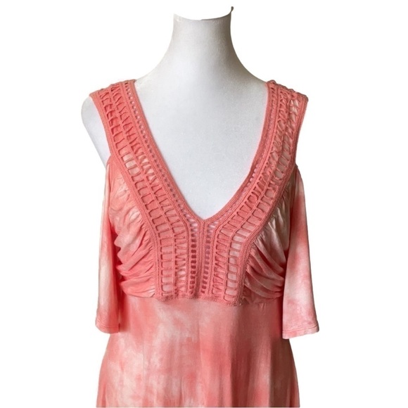 Venus Cold Shoulder Hilo Blouse - Picture 2 of 14